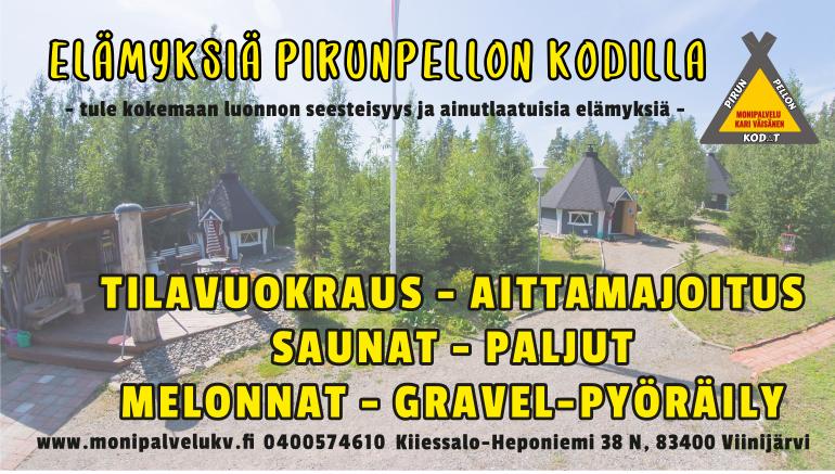 Puinen mökin sisätila, jossa suuri, keskellä oleva takka loimuaa. Seinillä koriste-esineitä ja ikkunoista näkyy talvinen maisema.